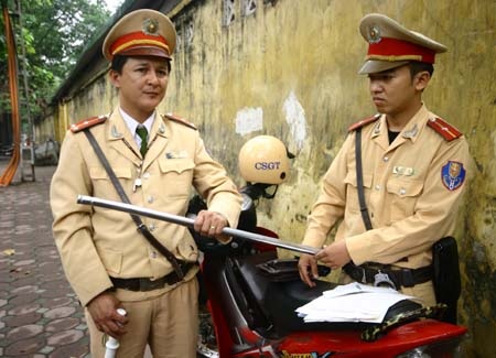 Múa gậy sắt “đuổi” CSGT và nhân chứng - 2