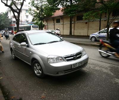 Múa gậy sắt “đuổi” CSGT và nhân chứng - 1