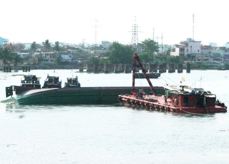 Sà lan 500 tấn chìm trên sông Sài Gòn  - 1