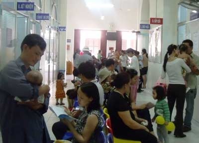Bệnh viện nhi “căng mình” đón trẻ - 1 Bệnh viện nhi “căng mình” đón trẻ - 1