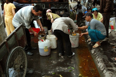 Xe chở dầu bị rò, đường thành “sân trượt băng” - 2