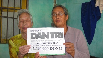Quà Nhân ái trao tay 2 mẹ con mù - 1 Quà Nhân ái trao tay 2 mẹ con mù - 1
