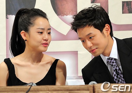 Moon Geun Young đẹp rạng rỡ trong buổi họp báo - 16