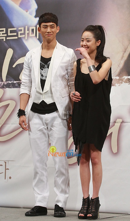 Moon Geun Young đẹp rạng rỡ trong buổi họp báo - 18