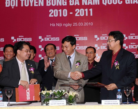 ĐT Việt Nam nhận hơn 3 tỷ tiền tài trợ - 1 ĐT Việt Nam nhận hơn 3 tỷ tiền tài trợ - 1