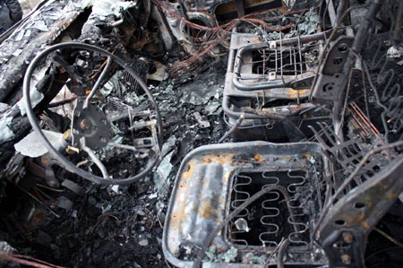 Ô tô 12 chỗ cháy trơ khung dưới chân cầu Thăng Long - 3 Ô tô 12 chỗ cháy trơ khung dưới chân cầu Thăng Long - 3