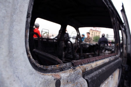 Ô tô 12 chỗ cháy trơ khung dưới chân cầu Thăng Long - 4 Ô tô 12 chỗ cháy trơ khung dưới chân cầu Thăng Long - 4