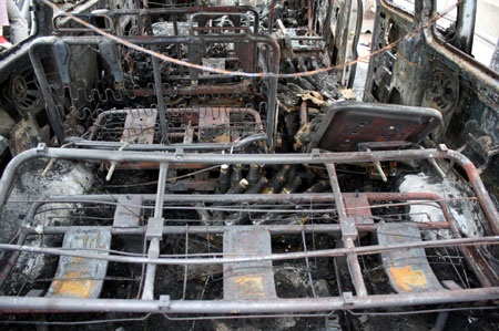 Ô tô 12 chỗ cháy trơ khung dưới chân cầu Thăng Long - 6 Ô tô 12 chỗ cháy trơ khung dưới chân cầu Thăng Long - 6