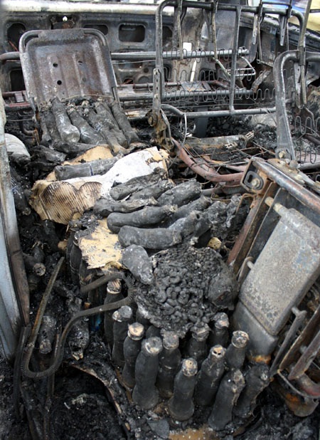 Ô tô 12 chỗ cháy trơ khung dưới chân cầu Thăng Long - 7 Ô tô 12 chỗ cháy trơ khung dưới chân cầu Thăng Long - 7