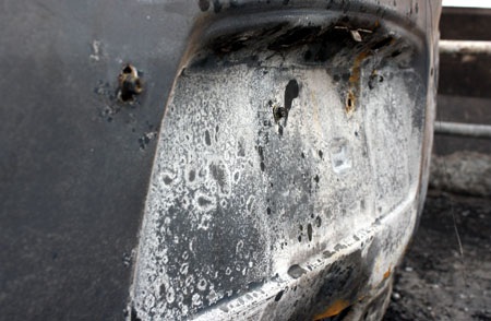 Ô tô 12 chỗ cháy trơ khung dưới chân cầu Thăng Long - 8 Ô tô 12 chỗ cháy trơ khung dưới chân cầu Thăng Long - 8