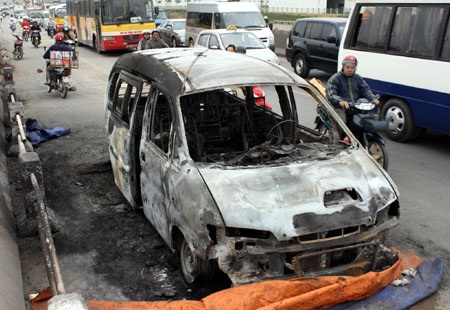 Ô tô 12 chỗ cháy trơ khung dưới chân cầu Thăng Long - 2 Ô tô 12 chỗ cháy trơ khung dưới chân cầu Thăng Long - 2