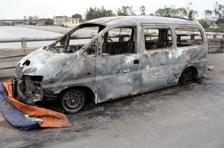 Ô tô 12 chỗ cháy trơ khung dưới chân cầu Thăng Long - 1 Ô tô 12 chỗ cháy trơ khung dưới chân cầu Thăng Long - 1