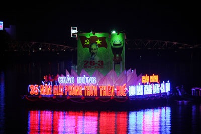 Thuyền hoa lớn nhất từ trước đến nay trên sông Hương - 1 Thuyền hoa lớn nhất từ trước đến nay trên sông Hương - 1