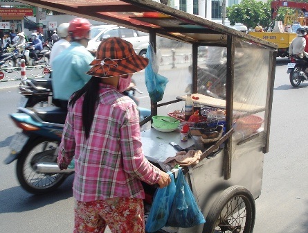 “Đốt mình” giữa nắng nóng Sài Gòn - 2 “Đốt mình” giữa nắng nóng Sài Gòn - 2
