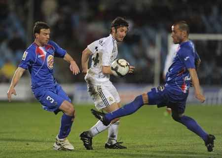 "Song sát" Higuain-Ronaldo rực sáng, Real Madrid đòi lại ngôi đầu - 3
