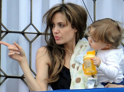 Angelina Jolie âu yếm con ngoài ban công - 10 Angelina Jolie âu yếm con ngoài ban công - 10