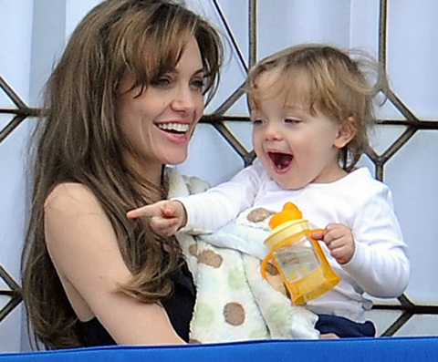 Angelina Jolie âu yếm con ngoài ban công - 12 Angelina Jolie âu yếm con ngoài ban công - 12