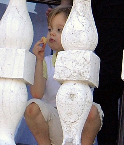 Angelina Jolie âu yếm con ngoài ban công - 3 Angelina Jolie âu yếm con ngoài ban công - 3