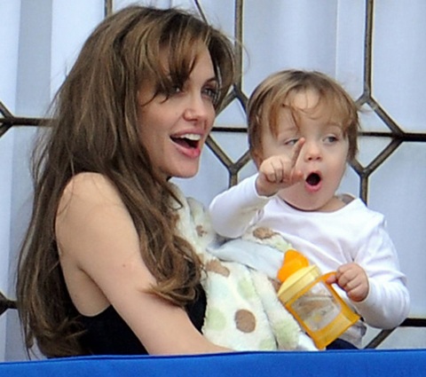 Angelina Jolie âu yếm con ngoài ban công - 13 Angelina Jolie âu yếm con ngoài ban công - 13