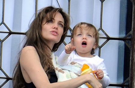 Angelina Jolie âu yếm con ngoài ban công - 14 Angelina Jolie âu yếm con ngoài ban công - 14