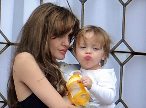 Angelina Jolie âu yếm con ngoài ban công - 15 Angelina Jolie âu yếm con ngoài ban công - 15