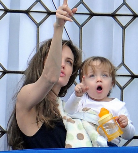 Angelina Jolie âu yếm con ngoài ban công - 4 Angelina Jolie âu yếm con ngoài ban công - 4