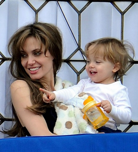 Angelina Jolie âu yếm con ngoài ban công - 6 Angelina Jolie âu yếm con ngoài ban công - 6