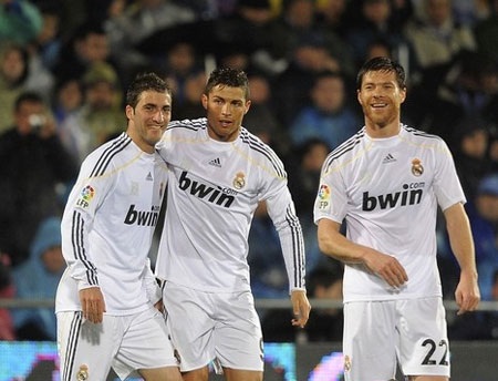 "Song sát" Higuain-Ronaldo rực sáng, Real Madrid đòi lại ngôi đầu - 2