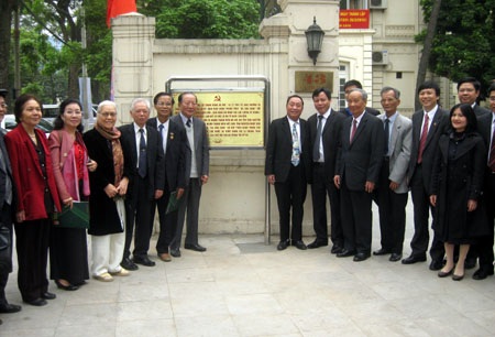 Thành đoàn gắn biển nơi phát động phong trào “Ba sẵn sàng” - 1 Thành đoàn gắn biển nơi phát động phong trào “Ba sẵn sàng” - 1