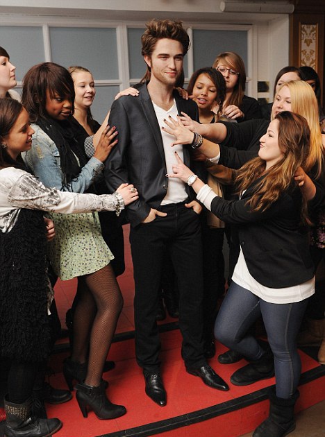 Ngắm tượng sáp “ma cà rồng” Robert Pattinson - 4 Ngắm tượng sáp “ma cà rồng” Robert Pattinson - 4