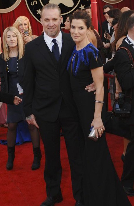 “Chồng Sandra Bullock chuyên “mồi chài” phụ nữ” - 1