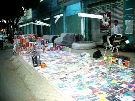 Sách vỉa hè “vớ bở” nhờ in lậu - 1 Sách vỉa hè “vớ bở” nhờ in lậu - 1