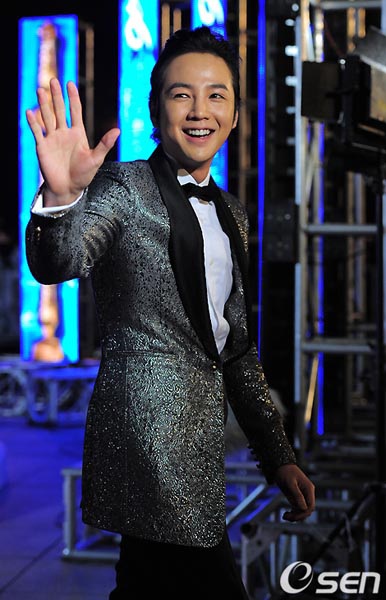 Tưng bừng lễ trao giải nghệ thuật Baeksang - 7 Tưng bừng lễ trao giải nghệ thuật Baeksang - 7
