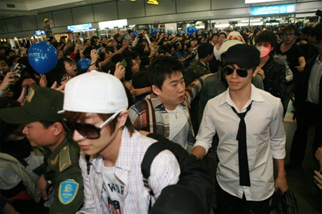 Fan Việt “phát cuồng” vì Super Junior tại Hà Nội - 8 Fan Việt “phát cuồng” vì Super Junior tại Hà Nội - 8