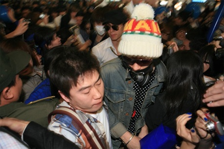 Fan Việt “phát cuồng” vì Super Junior tại Hà Nội - 10 Fan Việt “phát cuồng” vì Super Junior tại Hà Nội - 10