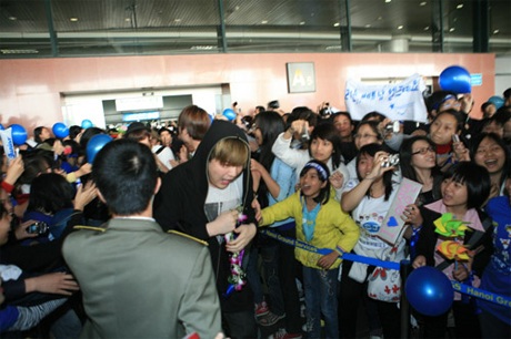 Fan Việt “phát cuồng” vì Super Junior tại Hà Nội - 11 Fan Việt “phát cuồng” vì Super Junior tại Hà Nội - 11