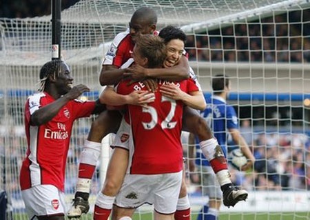 “Đánh rơi” chiến thắng phút cuối, Arsenal tự làm khó mình - 2