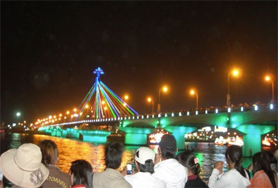 Đêm đầu thưởng thức “đại tiệc” pháo hoa - 1 Đêm đầu thưởng thức “đại tiệc” pháo hoa - 1