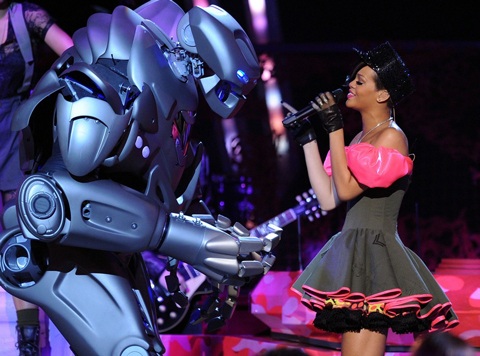 Rihanna biểu diễn rất “sung” trên sân khấu Kids Choice Awards - 3 Rihanna biểu diễn rất “sung” trên sân khấu Kids Choice Awards - 3