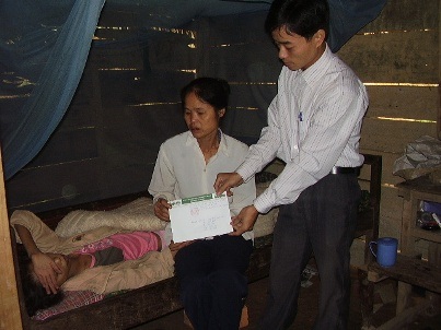 Cô gái có lá thư kêu cứu nhận quà nhân ái - 1