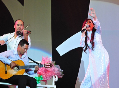 Vợ chồng Trương Lê Sơn đưa xe Trịnh lên sân khấu - 1 Vợ chồng Trương Lê Sơn đưa xe Trịnh lên sân khấu - 1