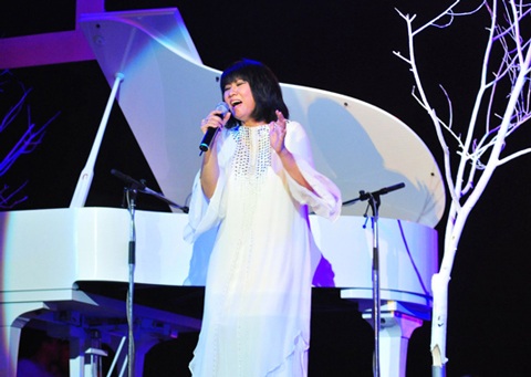 Vợ chồng Trương Lê Sơn đưa xe Trịnh lên sân khấu - 4 Vợ chồng Trương Lê Sơn đưa xe Trịnh lên sân khấu - 4