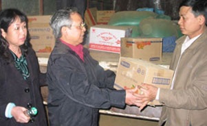 Đưa hàng cứu trợ của độc giả Dân trí tới thôn Pác Củng - 2 Đưa hàng cứu trợ của độc giả Dân trí tới thôn Pác Củng - 2