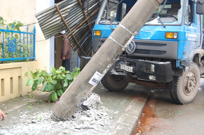 Ô tô tông trụ điện, hàng chục người thoát chết trong gang tấc - 1