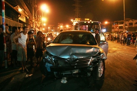 Xe hạng sang húc tứ tung trên phố - 1