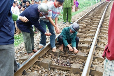 Ô tô tông trụ điện, hàng chục người thoát chết trong gang tấc - 2