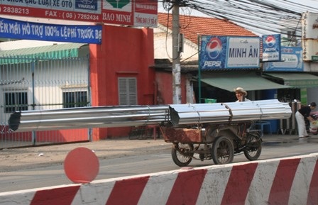 Xe ba gác vẫn tung hoành trên phố cấm  - 2