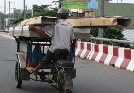 Xe ba gác vẫn tung hoành trên phố cấm  - 1