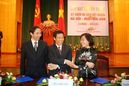 Huế duyệt binh, diễu hành xe hoa trong cơn mưa tầm tã - 4 Huế duyệt binh, diễu hành xe hoa trong cơn mưa tầm tã - 4