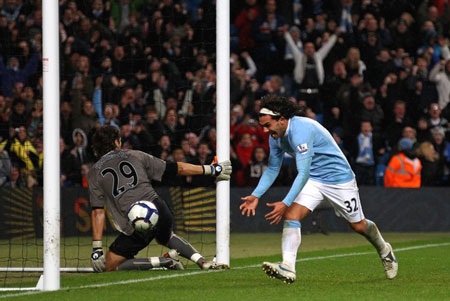 Tevez lập hat-trick giúp Man City khuất phục Wigan - 3 Tevez lập hat-trick giúp Man City khuất phục Wigan - 3